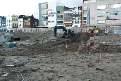 804699 Gezicht in de in aanleg zijnde bouwput voor het toekomstige winkel- en appartementencomplex De Vredenburg aan ...